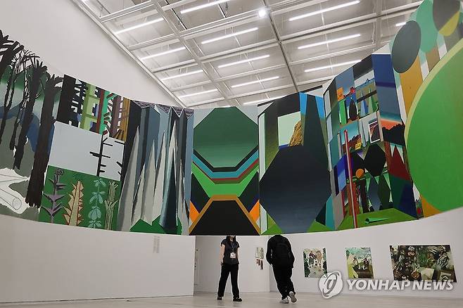 국립현대미술관, 올해의 작가상 2026 전시 개최 (서울=연합뉴스) 류효림 기자 = 23일 서울 종로구 국립현대미술관에서 열린 올해의 작가상 2026 기자간담회에서 참석자들이 전시작품을 살펴보고 있다. 2026.7.23 ryousanta@yna.co.kr
