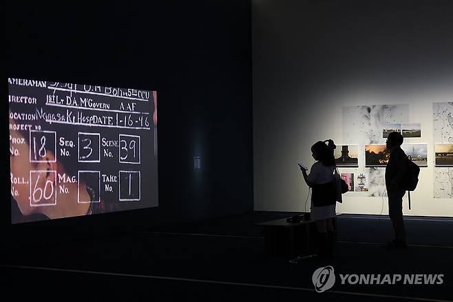 올해의 작가상 2026, 홍진훤 작가 전시 (서울=연합뉴스) 류효림 기자 = 23일 서울 종로구 국립현대미술관에서 열린 올해의 작가상 2026 기자간담회에서 참석자들이 전시작품을 살펴보고 있다. 2026.7.23 ryousanta@yna.co.kr