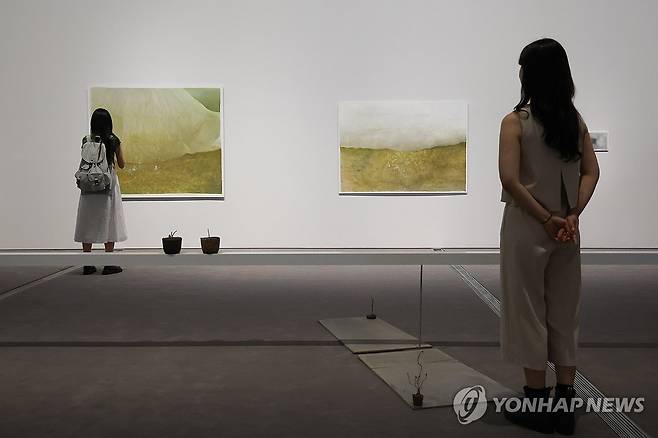 올해의 작가상 2026 이해민선 작가 전시 (서울=연합뉴스) 류효림 기자 = 23일 서울 종로구 국립현대미술관에서 열린 올해의 작가상 2026 기자간담회에서 참석자들이 전시작품을 살펴보고 있다. 2026.7.23 ryousanta@yna.co.kr