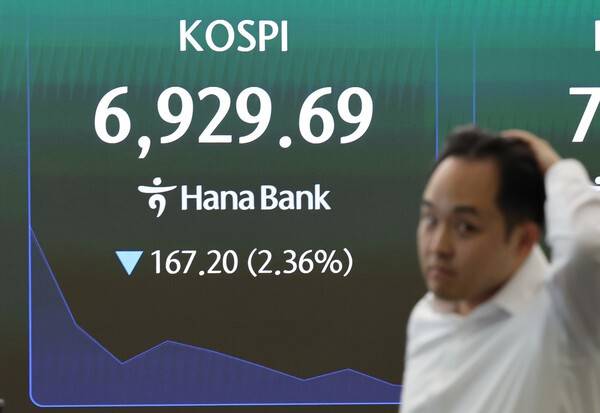 코스피가 하락 출발한 24일 서울 중구 하나은행 본점 딜링룸에서 한 딜러가 자리로 향하고 있다. [출처=연합뉴스]