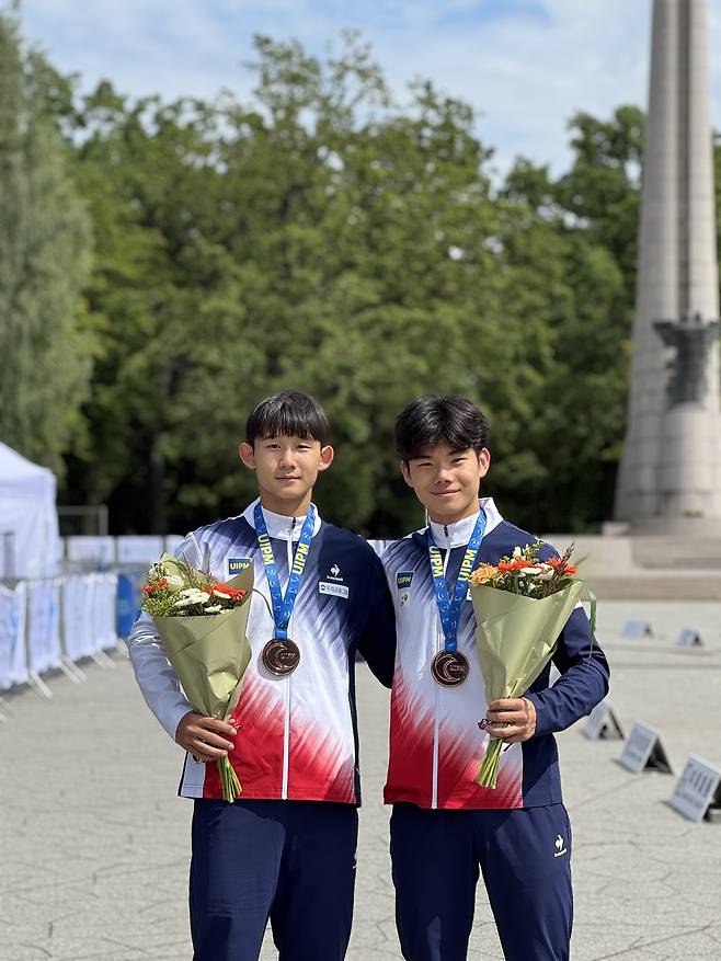 김동원(왼쪽)과 신현규가 23일(현지시간) 열린 U-17 근대5종 세계선수권 남자 계주에서 동메달을 수확했다. (대한근대5종연맹 제공)