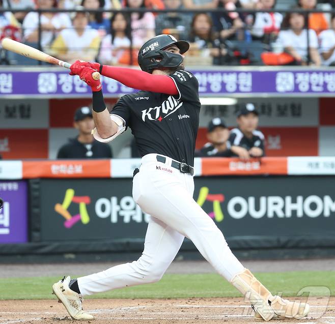 1일 대전 한화생명볼파크에서 열린 2026 신한 SOL KBO리그 KT위즈와 한화 이글스의 경기에서 5회초 KT 힐리어드가 역전 2타점 안타를 치고 있다. 2026.7.1 ⓒ 뉴스1 김기남 기자