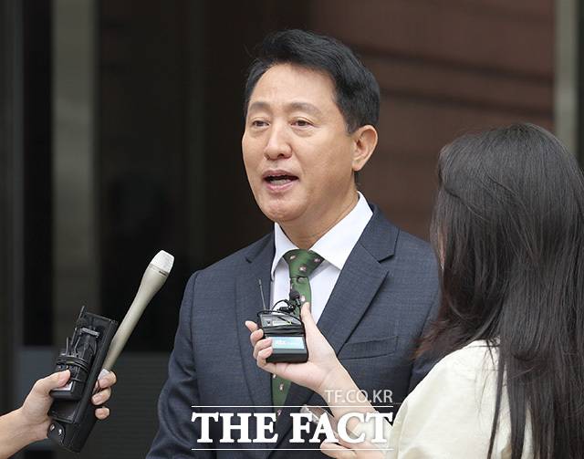 야권의 유력 대권주자로 꼽히는 오세훈 서울시장과 한동훈 무소속 의원이 동시에 정치적 기로에 서게 됨에 따라, 보수 진영 전체의 정계 개편 구도가 거센 후폭풍에 휩싸이고 있다. 사진은 오세훈 서울시장이 22일 오후 서울 서초구 서울중앙지방법원에서 열린 정치자금법 위반 혐의 1심 선고 공판 후 취재진의 질문에 답하고 있는 모습. /송호영 기자