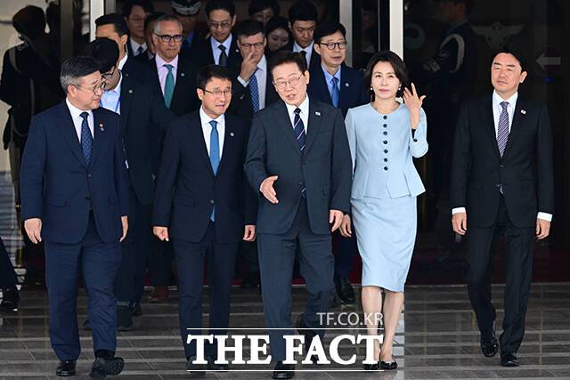 이재명 대통령이 환송 나온 한병도 더불어민주당 대표 직무대행 겸 원내대표와 이야기 하며 공군 1호기로 향하는 모습. 왼쪽부터 윤호중 행정안전부 장관, 한 직무대행, 이 대통령, 김혜경 여사, 강훈식 대통령비서실장.