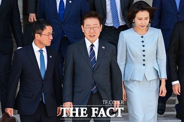 공군 1호기로 향하는 이재명 대통령 부부.