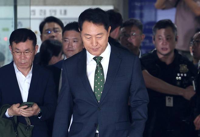 오세훈 서울시장이 22일 오후 서울 서초구 서울중앙지법에서 열린 정치자금법 위반 혐의 1심 선고가 끝난 뒤 굳은 표정으로 법원을 나서고 있다. 재판부는 이날 오 시장에게 벌금 1000만 원과 2100만 원을 추징하라고 선고했다. 오 시장은 대법원에서 100만 원 이상의 벌금형이 확정될 경우 시장직을 잃게 된다. 사진공동취재단