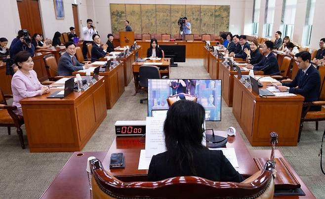 이재정 국회 문화체육관광위원장이 24일 서울 여의도 국회에서 열린 제437회 국회(임시회) 문화체육관광위원회 제3차 전체회의에서 의사봉을 두드리고 있다. 뉴스1