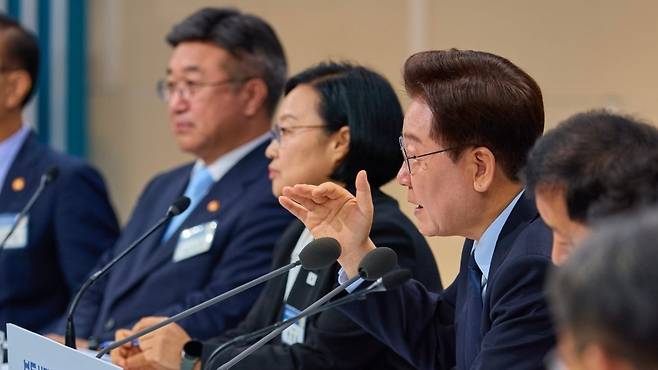 이재명 대통령이 23일 열린 부동산정책 국민 대토론회에서 참석자들의 질문에 답하고 있다. (청와대)