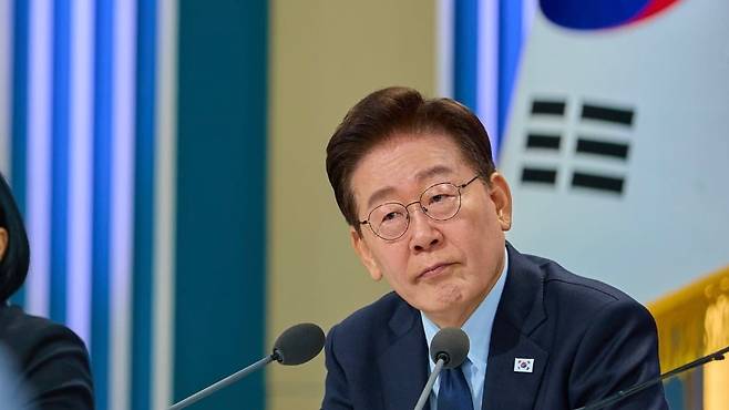 이재명 대통령이 부동산정책 국민 대토론회에서 참석자들의 의견을 듣고 있다. (청와대)