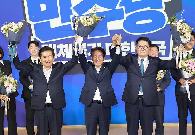 더불어민주당은 23일 김민석·정청래·송영길 후보가 전당대회 본경선에 진출했다고 밝혔다. 연합뉴스