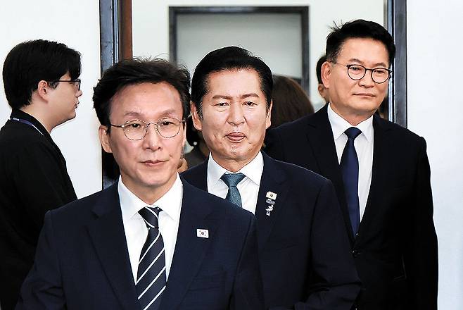 더불어민주당 김민석·정청래·송영길 당 대표 후보가 20일 국회에서 열린 민주당 공명선거 실천 서약식에 참석하고 있다. 연합뉴스