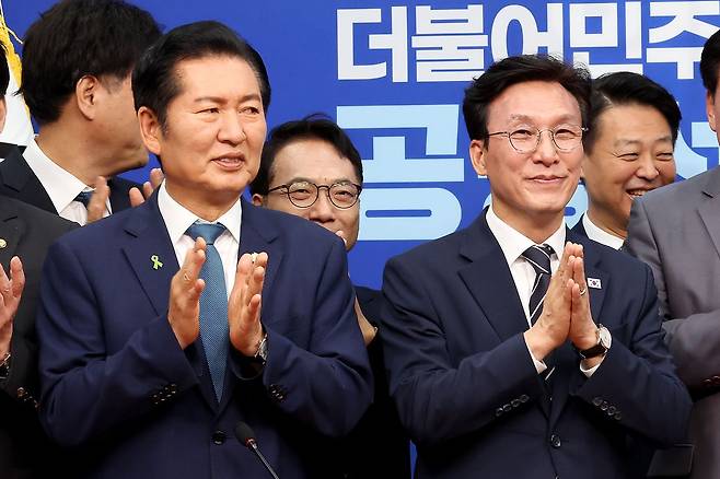 20일 국회에서 민주당 공명선거 실천 서약식이 열렸다. 김민석(오른쪽), 정청래 당대표 후보가 참석해 있다. 장진영 기자. 2026.07.20.