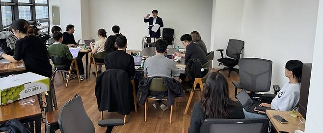 2023년 9월 서울경제에 재입사한 우승호 기자는 공부 모임을 만들었다. 뉴욕특파원을 지낸 김영필 금융부장이 미국 증시 보는 법을 강의하고 있다. /우승호 제공