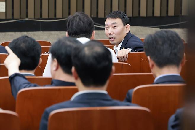 김용민 더불어민주당 의원이 24일 국회에서 검찰 보완수사권을 폐지하는 내용의 형사소송법 개정안을 논의하기 위해 비공개로 열린 의원총회에 참석해 있다. 연합뉴스