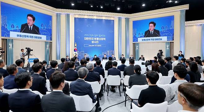 이재명 대통령이 23일 서울 여의도 KBS에서 부동산정책 국민 대토론회를 열고 부동산 공급·금융·세제 방안에 대해 논의했다. 이 대통령은 “보유세를 강화해야 한다는 점은 대체적으로 동의한다”며 “어느 범위에서, 어느 정도로 강화할지, 어떤 차등을 둘지가 중요하다”고 말했다. 김지훈 기자