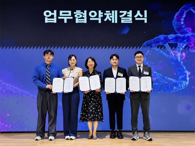 슈퍼스토리가 사단법인 한국디지털웰니스협회, 엘브이넥서스, 리틀프린스하우스와 함께, ‘AI 디지털 웰니스 콘텐츠 공동 개발’을 위한 업무협약(MOU)를 체결했다. [슈퍼스토리]