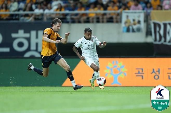 광주 FC 중앙 수비수 반 흐룬스벤(사진 왼쪽). 사진=한국프로축구연맹