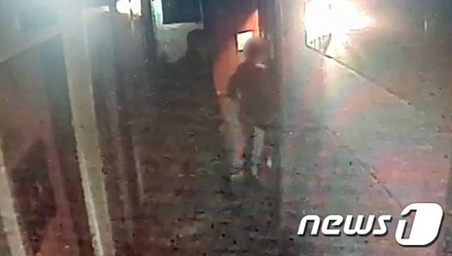 피해자와 씨가 함께 모텔방에 들어가는 모습. /사진=뉴스1