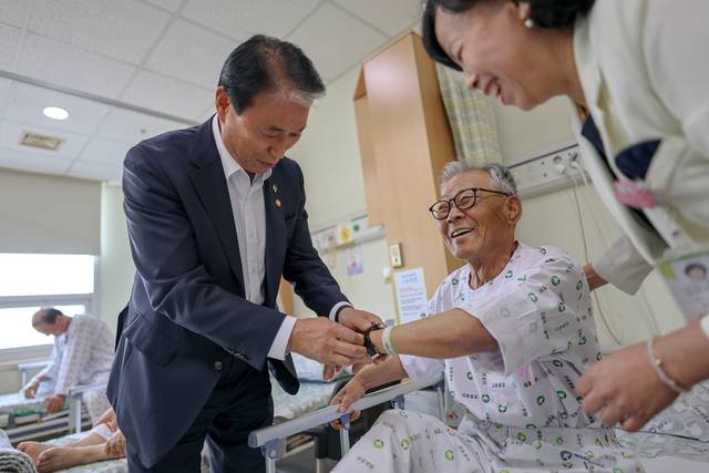 권오을 국가보훈부 장관이 지난 6월 8일 오후 서울시 강동구 중앙보훈병원을 방문해 제71회 현충일 계기 대통령 명의 기념품을 입원중인 국가유공자분들에게 전달하며 위문을 하고 있다. 국가보훈부 제공