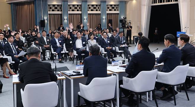 23일 이재명 대통령 주재로 서울 여의도 KBS 별관에서 열린 부동산정책 국민 대토론회에서 참석자들이 발언권을 요청하고 있다. [연합]