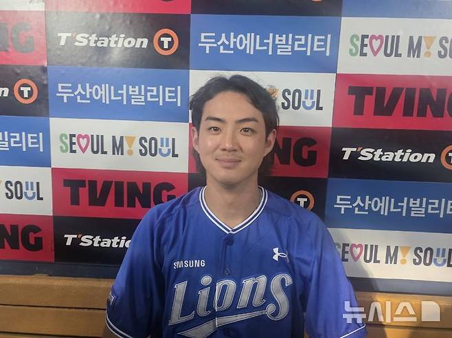 [서울=뉴시스] 김희준 기자 = 삼성 라이온즈의 구자욱이 24일 잠실구장에서 벌어진 2026 신한 쏠 KBO리그 두산 베어스와의 경기를 마친 뒤 더그아웃에서 포즈를 취하고 있다. 2026.07.24jinxijun@newsis.com