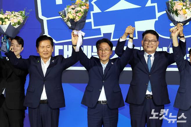 23일 서울 여의도 국회 의원회관에서 열린 더불어민주당 당대표·최고위원 선출을 위한 예비경선을 통과해 본경선에 진출한 김민석·정청래·송영길 당대표 후보가 기념촬영을 하고 있다. 윤창원 기자