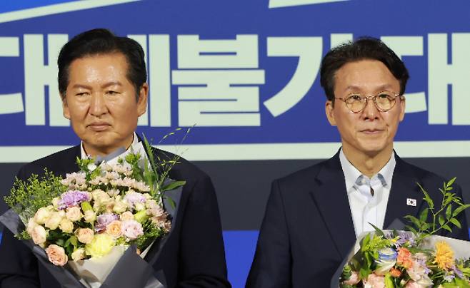 더불어민주당 당 대표 예비경선을 통과한 김민석·정청래 후보가 23일 국회 의원회관에서 기념 촬영을 준비하고 있다. 연합뉴스