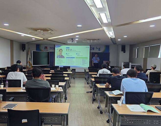 22일 경기 안성 농협경제지주 축산물위생교육원에서 열린 ‘2026년 안성 청년축산리더 올(All) 300 육성 프로그램’에서 강사가 지역 청년 축산인을 대상으로 강의하고 있다. 농협경제지주