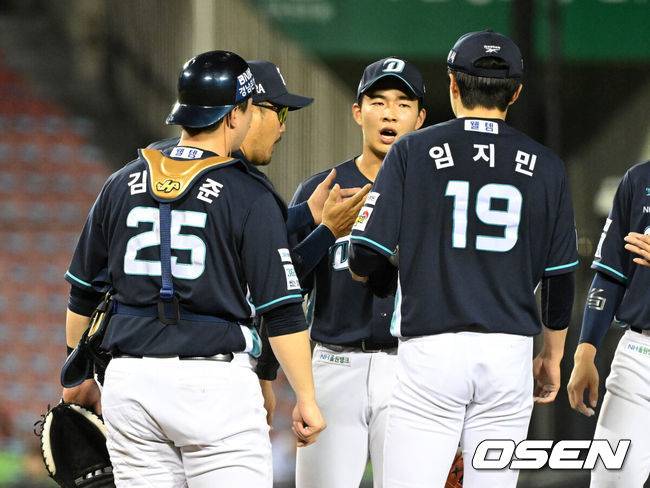 [OSEN=잠실, 이대선 기자] 23일 서울 잠실야구장에서 2026 신한 SOL KBO리그 LG 트윈스와 NC 다이노스의 경기가 열렸다.이날 LG는 웰스, NC는 테일러를 선발로 내세웠다.9회말 2사 1루에서 마운드를 방문한 NC 이호준 감독이 선수들과 이야기를 나누고 있다. 2026.07.23 /sunday@osen.co.kr