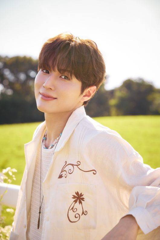 The group WHIB unveiled concept photos for the DAYLIGHT version of their second mini-album, CHERRY PIE, showcasing a refreshing summer vibe. Set against a backdrop of green meadows, these photos capture the members natural charm, evoking the atmosphere of a coming-of-age film.The album features a total of five tracks, including the title track Cherry Pie, as well as Pages Of Us, MoTTo, Cant Stop=Not Found, and Make It. Notably, for track 4, CANT STOP=NOT FOUND, members Ha Seung and Kim Jun-min personally participated in both the lyrics and composition, showcasing their musical talents.