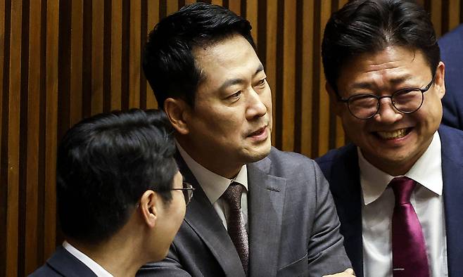 장동혁 국민의힘 대표가 23일 서울 여의도 국회에서 열린 제437회 국회(임시회) 2차 본회의에서 상임위원장 선거를 위해 줄 서 있다. 뉴시스