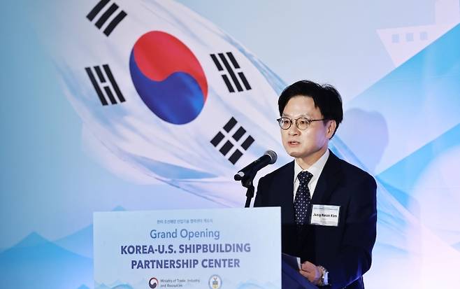 김정관 산업통상부 장관은 23일(현지시간) 미국 워싱턴 D.C. 메이프라워호텔에서 하워드 러트닉 미국 상무부 장관을 비롯한 한-미 양국 정부 및 조선관련 기업·기관 관계자 등이 참석한 가운데 열린 ‘한-미 조선협력센터 개소식’에서 인사말을 한 후 한-미 양국 기업·기관간 공동연구, 인력양성, 공급망 강화 등을 위한 한-미 조선협력 파트너십 양해각서(MOU) 체결식에 임석했다. 산업통상부 제공