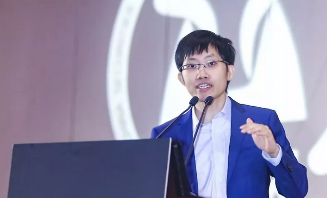 중국의 AI 스타트업 딥시크의 창업자인 량원펑 최고경영자(CEO). 딥시크가 지난해 출시한 ‘R1’은 미국 앱스토어에서 가장 많이 다운로드된 AI 모델이 됐다. AP연합뉴스