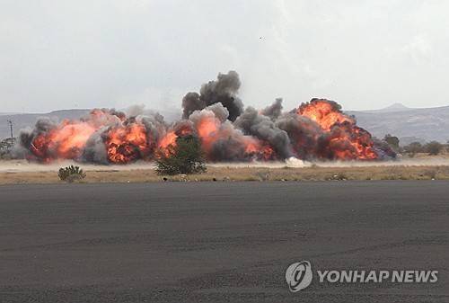 7월13일 예멘 정부군의 사나 공항 공습 장면 [EPA 연합뉴스. 재판매 및 DB 금지]