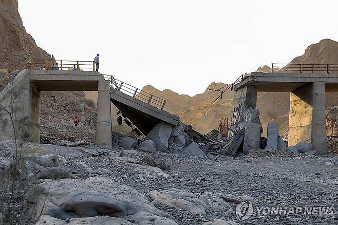미군 공습에 초토화된 이란 도로 [AFP=연합뉴스. 재판매 및 DB 금지]