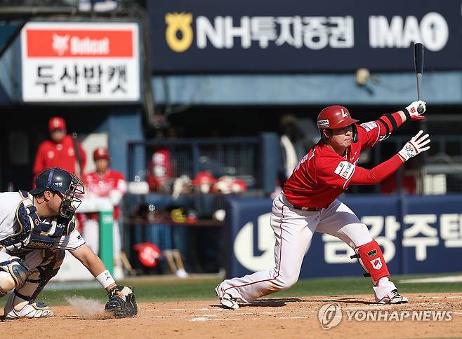 홈런 대신 아쉬운 삼진 (서울=연합뉴스) 신준희 기자 = 10일 서울 잠실야구장에서 열린 프로야구 두산과 SSG의 경기. 
    21 시즌 연속 두 자릿수 홈런 기록을 하나 남긴 SSG 최정이 8회초 무사 1루 상황에서 삼진아웃을 당하고 있다. 2026.5.10 hama@yna.co.kr
