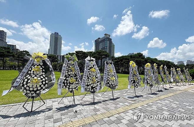 전남광주통합특별시 광주청사에 놓인 근조화환 (전남광주=연합뉴스) 장덕종 기자 = 24일 낮 전남광주 서구 전남광주통합특별시 광주청사 앞에 기획·예산·조직 등의 기관 유지 기능을 광주·무안·동부청사로 분산하는 조직개편에 반발하는 내용의 근조화환이 놓여있다. 2026.7.24 cbebop@yna.co.kr