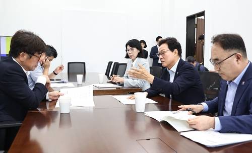 유의동(왼쪽) 국토교통위원장 만난 박완수 경남도지사 [경남도 제공. 재판매 및 DB 금지]