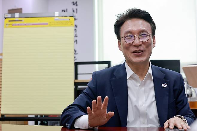 연합뉴스와 인터뷰하는 민주당 당권주자 김민석 전 총리 (서울=연합뉴스) 신현우 기자 = 더불어민주당 당대표 후보인 김민석 전 국무총리가 24일 국회 의원회관 본인의 사무실에서 연합뉴스와 인터뷰하고 있다. 2026.7.24
nowwego@yna.co.kr