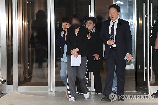 법원 나서는 채상병 어머니 (서울=연합뉴스) 서대연 기자 = 채수근 상병(당시 일병) 순직 사고의 책임자로 지목돼 재판에 넘겨진 임성근 전 해병대 1사단장이 1심에서 징역 3년을 선고받은 8일 서울 서초구 서울중앙지방법원 앞에서 채상병의 어머니가 취재진에 입장을 밝히기 위해 법원을 나서고 있다. 2026.5.8 dwise@yna.co.kr