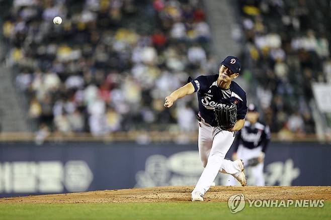 호투 이어가는 두산 최민석 (서울=연합뉴스) 윤동진 기자 = 7일 잠실야구장에서 열린 2026 KBO 리그 두산 베어스 대 LG 트윈스 경기. 5회 말 두산 선발투수 최민석이 역투하고 있다. 2026.5.7 mon@yna.co.kr