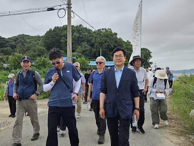 ▲ 25일 오전 인천 강화군 서검도에서 한강하구 평화의 배 띄우기 행사에 참석한 박찬대 시장과 시민들이 평화 순례를 펼치고 있다. /이아진 기자 atoz@incheonilbo.com