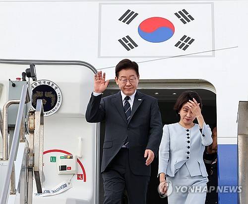 이재명 대통령, 샌프란시스코 도착(샌프란시스코=연합뉴스) 한상균 기자 = 미국 샌프란시스코를 방문한 이재명 대통령과 김혜경 여사가 24일(현지시간) 샌프란시스코 국제공항에 도착한 공군 1호기에서 환영객에게 인사하고 있다. 2026.7.25 xyz@yna.co.kr