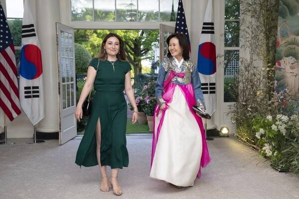2023년 미셸 박 스틸 당시 연방 하원의원(오른쪽)이 한복을 입고 백악관 행사에 참석하기 위해 이동하고 있다. (연합뉴스)