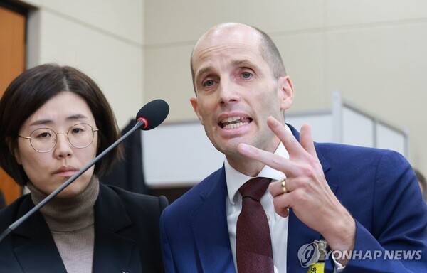 2025년 발생한 쿠팡 개인정보 유출 사태와 관련해 국회 청문회에 출석한 해럴드 로저스 당시 쿠팡 임시대표(오른쪽). 현재는 미국 쿠팡사 최고행정책임자이다. 쿠팡 측은 유출된 데이터는 민감도가 중대하지 않아 미국법상 공시 의무나 신고 의무가 없다는 입장이다. 스틸 대사는 이 사건의 본질을 미국 기업에 대한 한국 정부의 차별 정책으로 인식하고 있다. (연합뉴스)