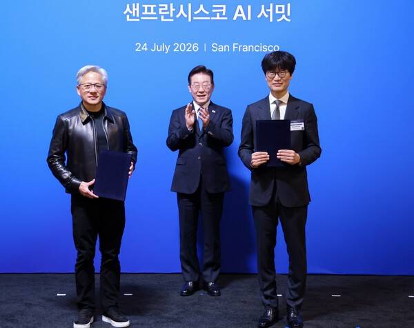 네이버-엔비디아, AI 팩토리 구축 관련 전략적 투자협약이해진 네이버 이사회 의장과 젠슨 황 엔비디아 최고경영자가 24일(현지시간) 이재명 대통령이 임석한 가운데 미국 샌프란시스코 더 미드웨이에서 열린 AI 서밋에서 글로벌 AI 팩토리 구축을 위해 지분 투자 유치에 관한 전략적 투자협약을 체결한 뒤 기념촬영을 하고 있다. 2026.7.25 (사진=연합뉴스)