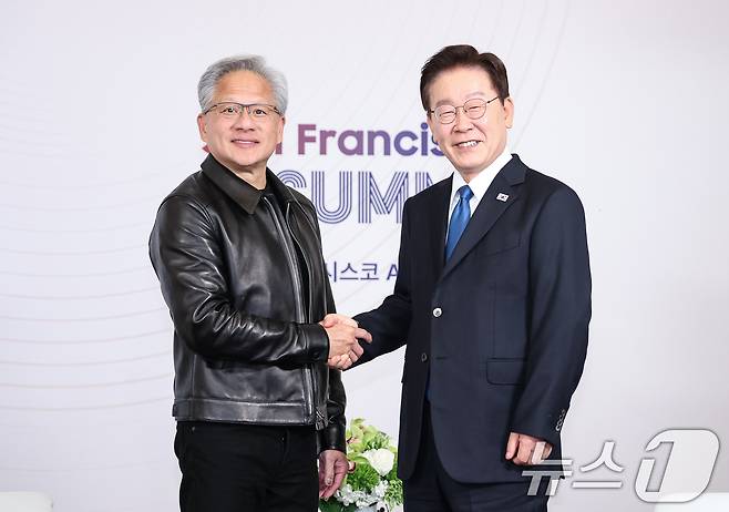 이재명 대통령이 24일(현지시간) 미국 샌프란시스코 한 호텔에서 젠슨 황 엔비디아 CEO와 면담에 앞서 인사를 나누고 있다. 2026.7.25 ⓒ 뉴스1 허경 기자