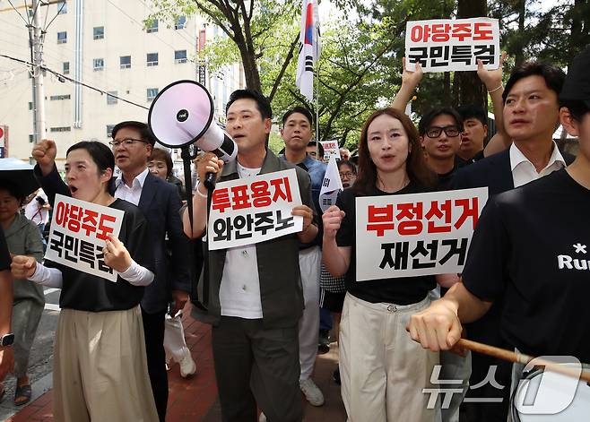 장동혁 국민의힘 대표가 25일 오후 경남 김해 거북공원에서 열린 6·3 참정권 침해 규탄 김해시민 집회를 마친 후 참석자들과 행진하고 있다. 2026.7.25 ⓒ 뉴스1 윤일지 기자