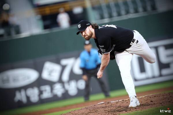 24일 KT가 부산 사직야구장에서 열린 2026 신한 SOL KBO리그 롯데 자이언츠와의 원정경기에서 5-4로 승리했다. (KT 선발투수 로건(승), 6이닝 98구 7피안타 4탈삼진 2볼넷 2실점). /사진=KT 위즈