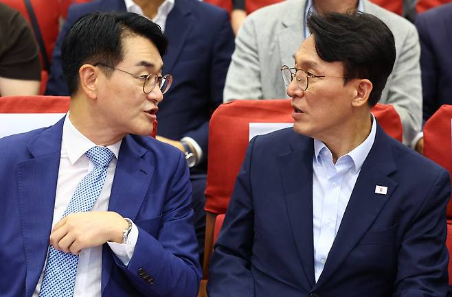 김민석 더불어민주당 대표 후보자가 25일 서울 여의도 국회에서 열린 정치와미래 총회에서 박용진 규제합리화위원회 부위원장과 대화하고 있다. /뉴시스